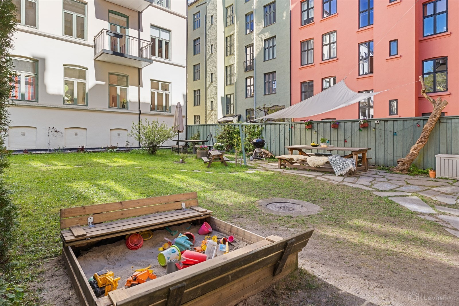 Uteområdet er ikke bare perfekt for piknik, men også et flott sted for både voksne og barn å boltre seg. Galleribilde