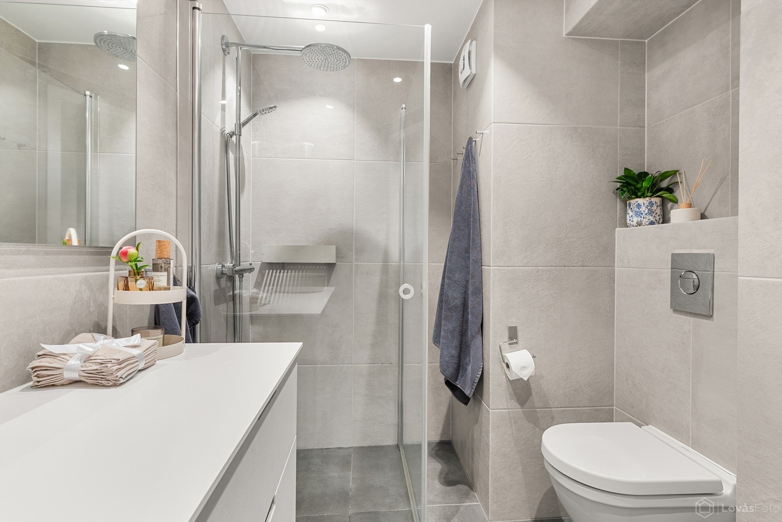 Badet byr på velvalgte materialer og fargelavg, samt flott belysning. Galleribilde