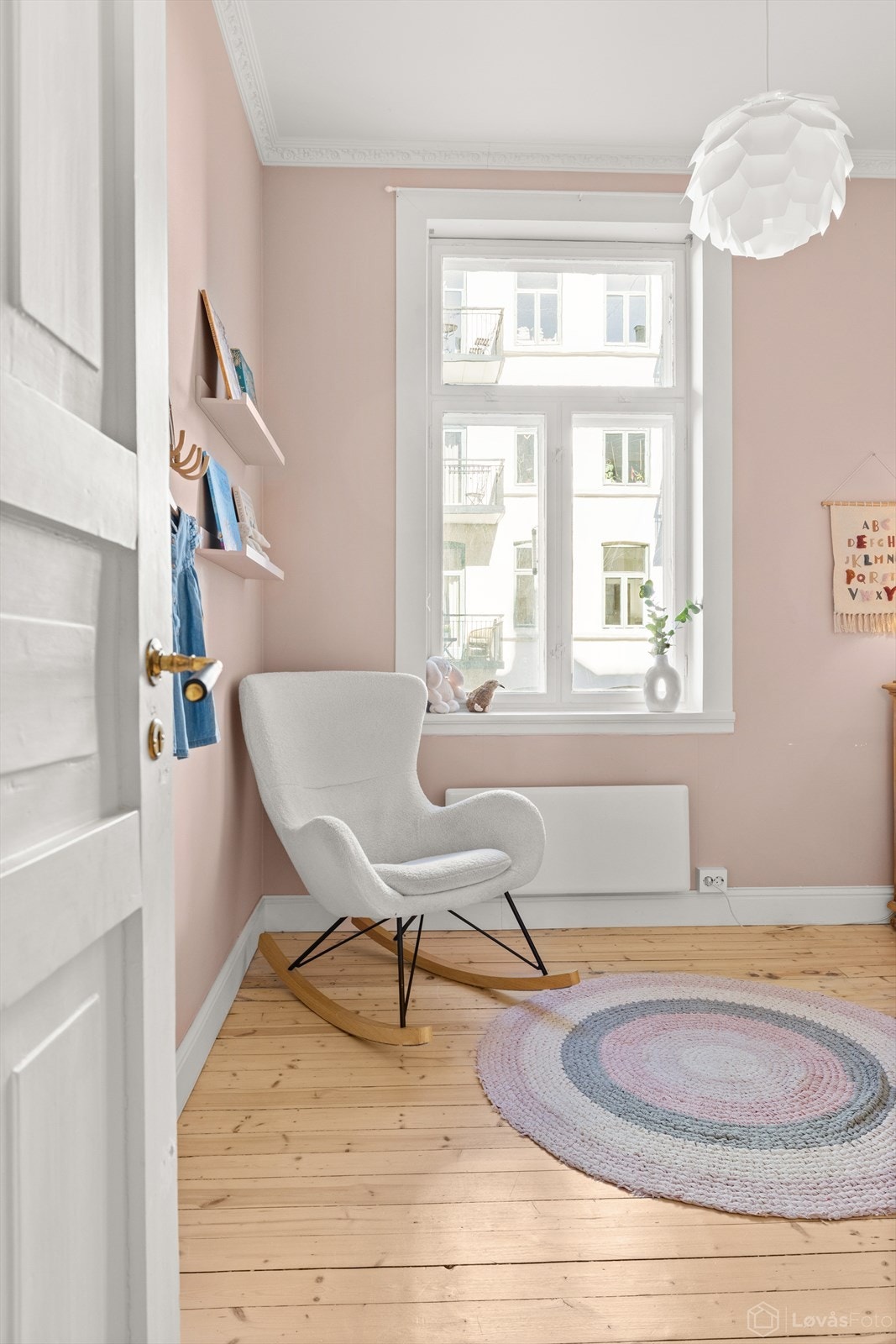 Rommet vender mot en fredelig bakgård, ideelt når minstemann i hus skal sove. Galleribilde