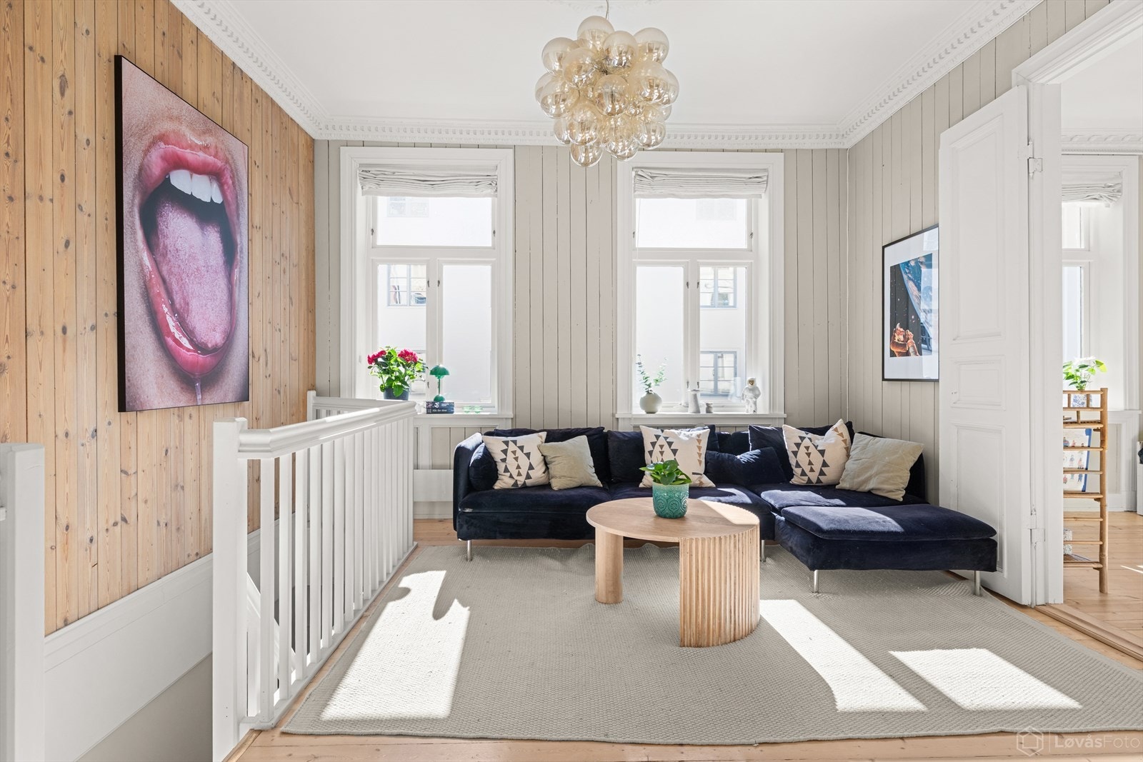 Stuen i 2. etasje har en god atmosfære og opptil flere, lekre blikkfang samtidig som rommet gir plass til avslapning og ro. Galleribilde