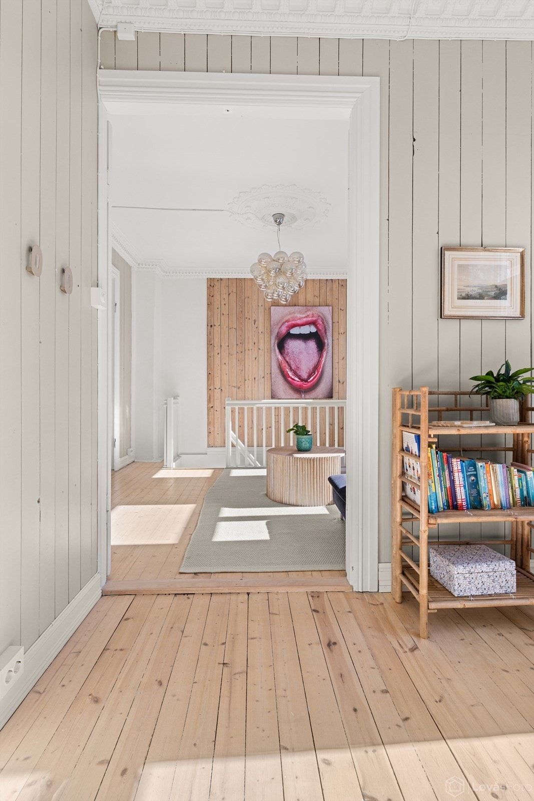Fløydører gjør at rommet oppleves som en forlengelse av stuen når de står åpne. Galleribilde