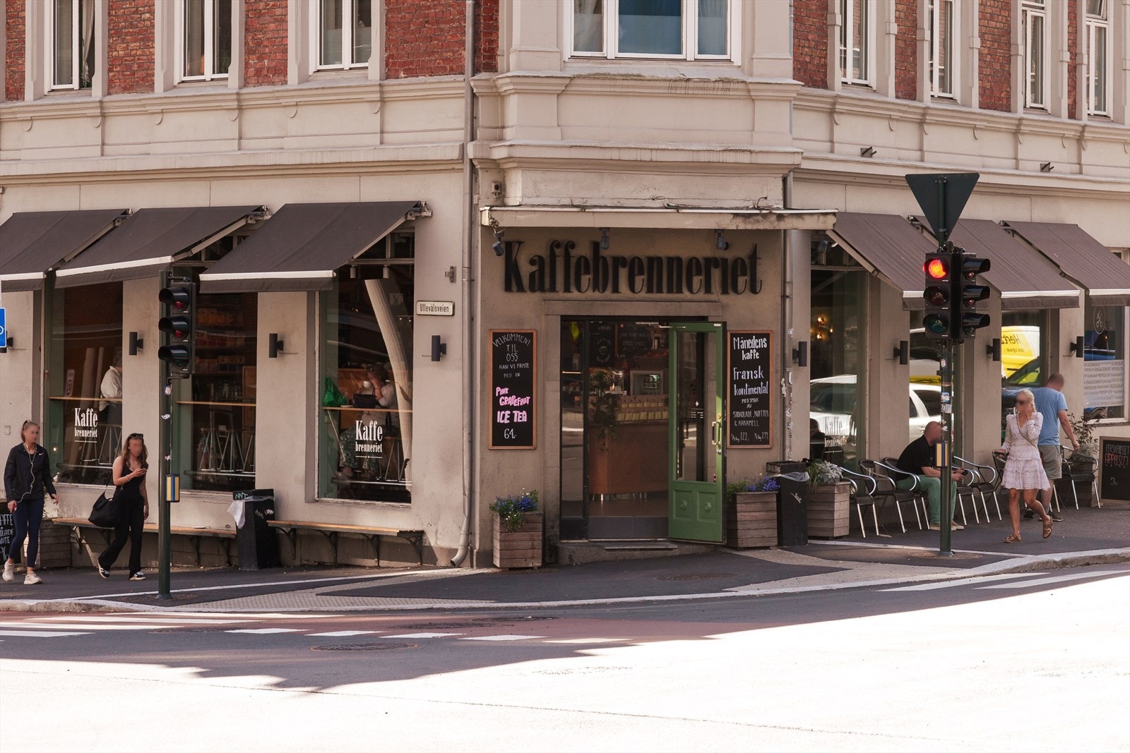 Flere populære restauranter og kafeer i området - hva med en kaffe i solen på Kaffebrenneriet? Galleribilde