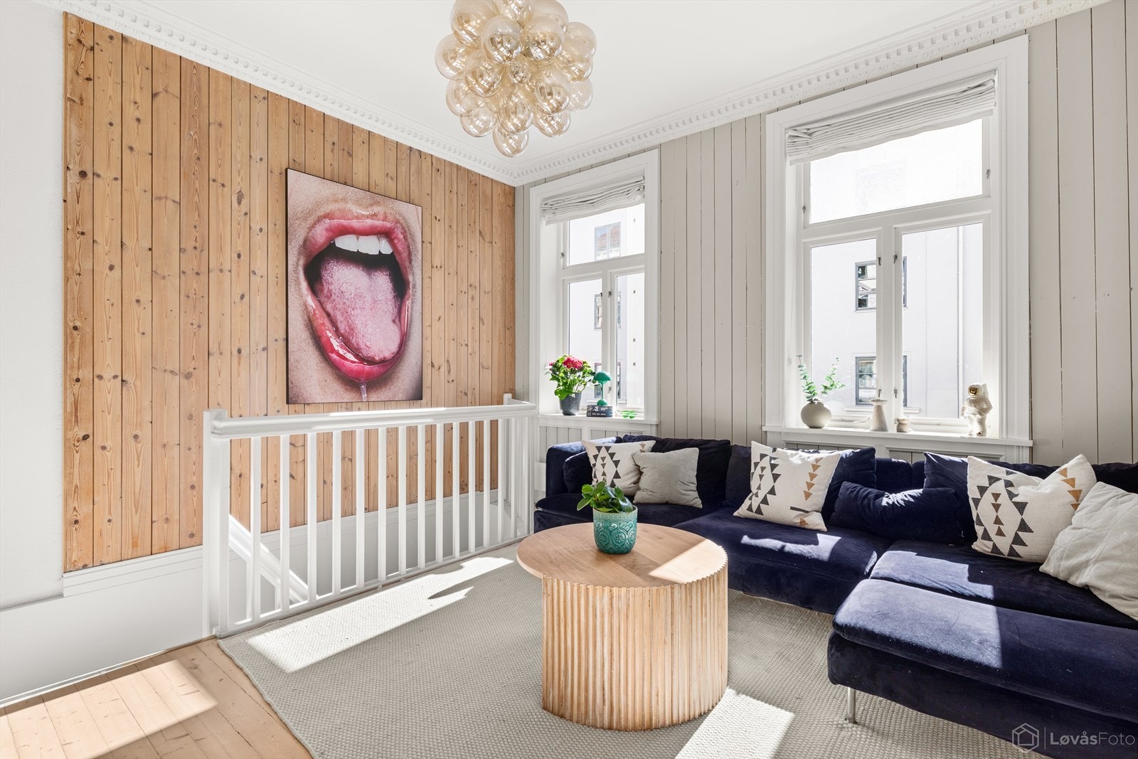 Nøye gjennomtenkte kombinasjoner, med en sjarmerende panelvegg som skaper en fin kontrast i rommet. Galleribilde
