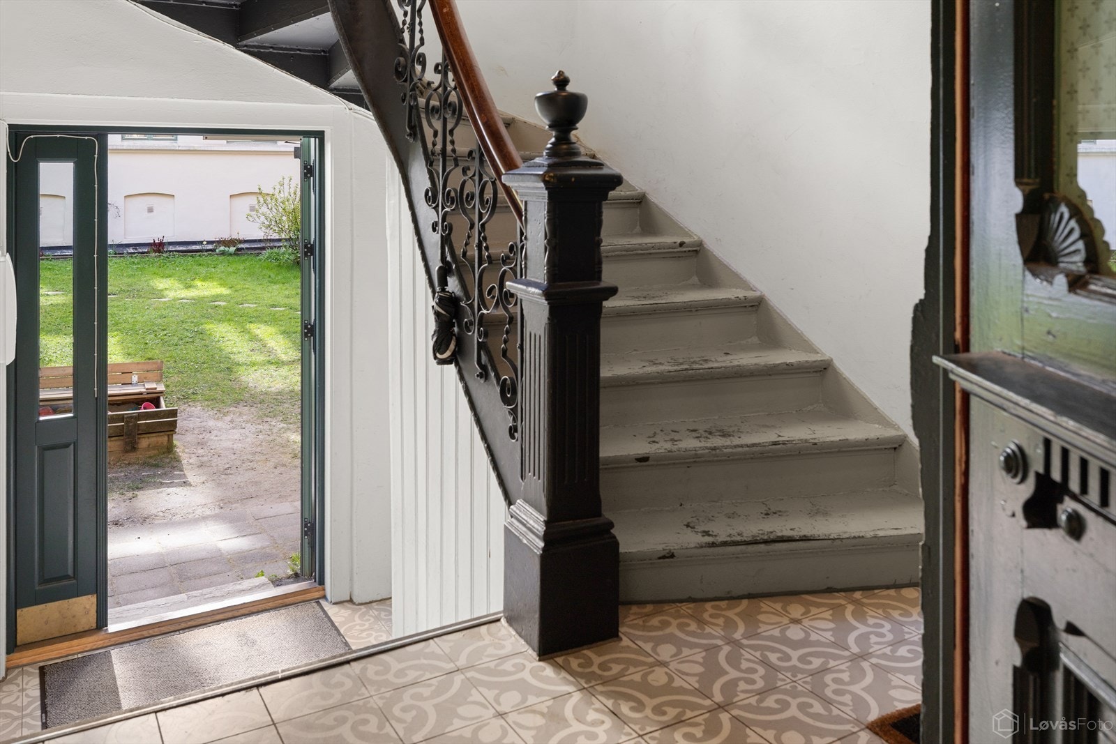 Enkel adkomst til boligens bakgård fra leiligheten, via oppgangen med klassiske detaljer. Galleribilde