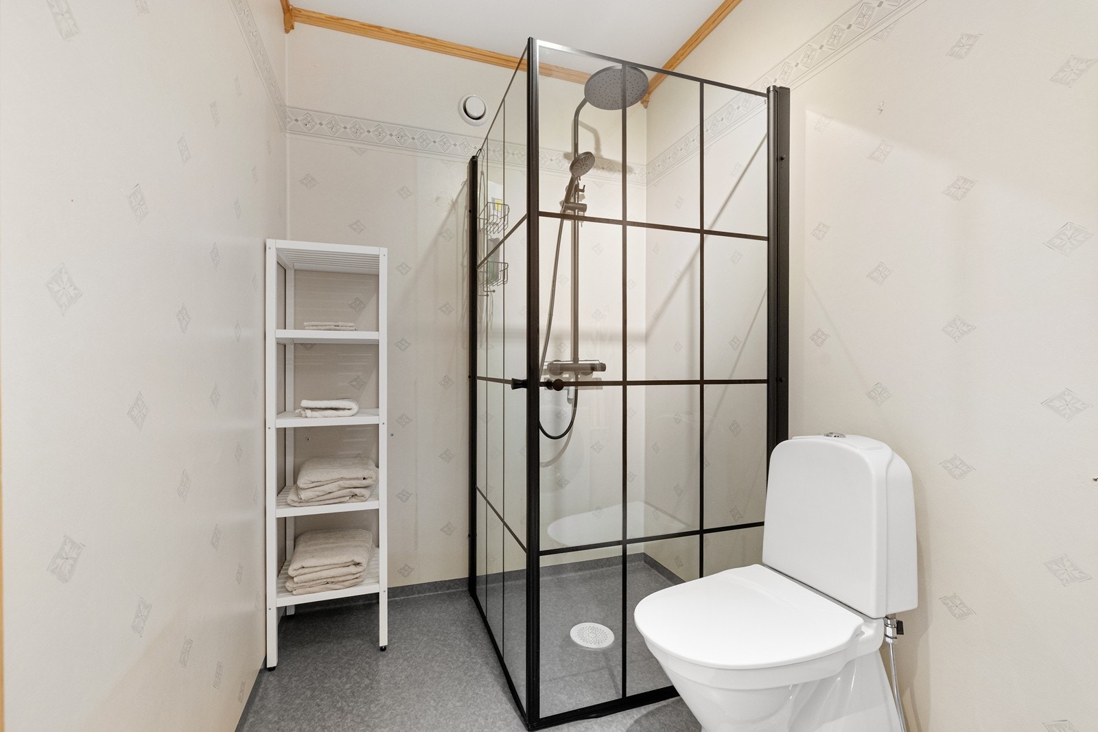 Pent dusjhjørne med moderne sorte linjer. Galleribilde
