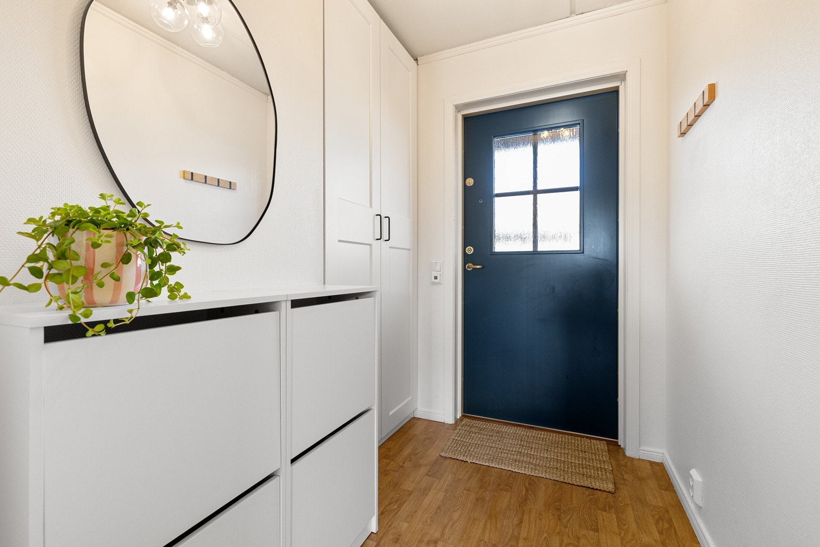 Entre med plass til å henge fra seg yttertøyet i garderobeskap. Galleribilde