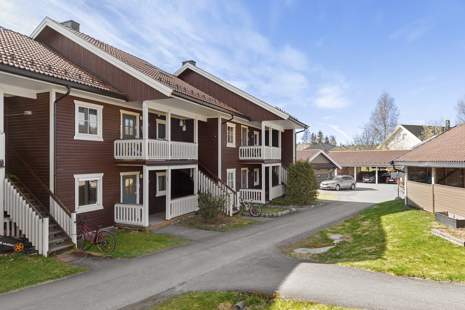 Fasade fremside. Sameiets felles tomt er opparbeidet med plenareal og asfalterte internveier. Galleribilde