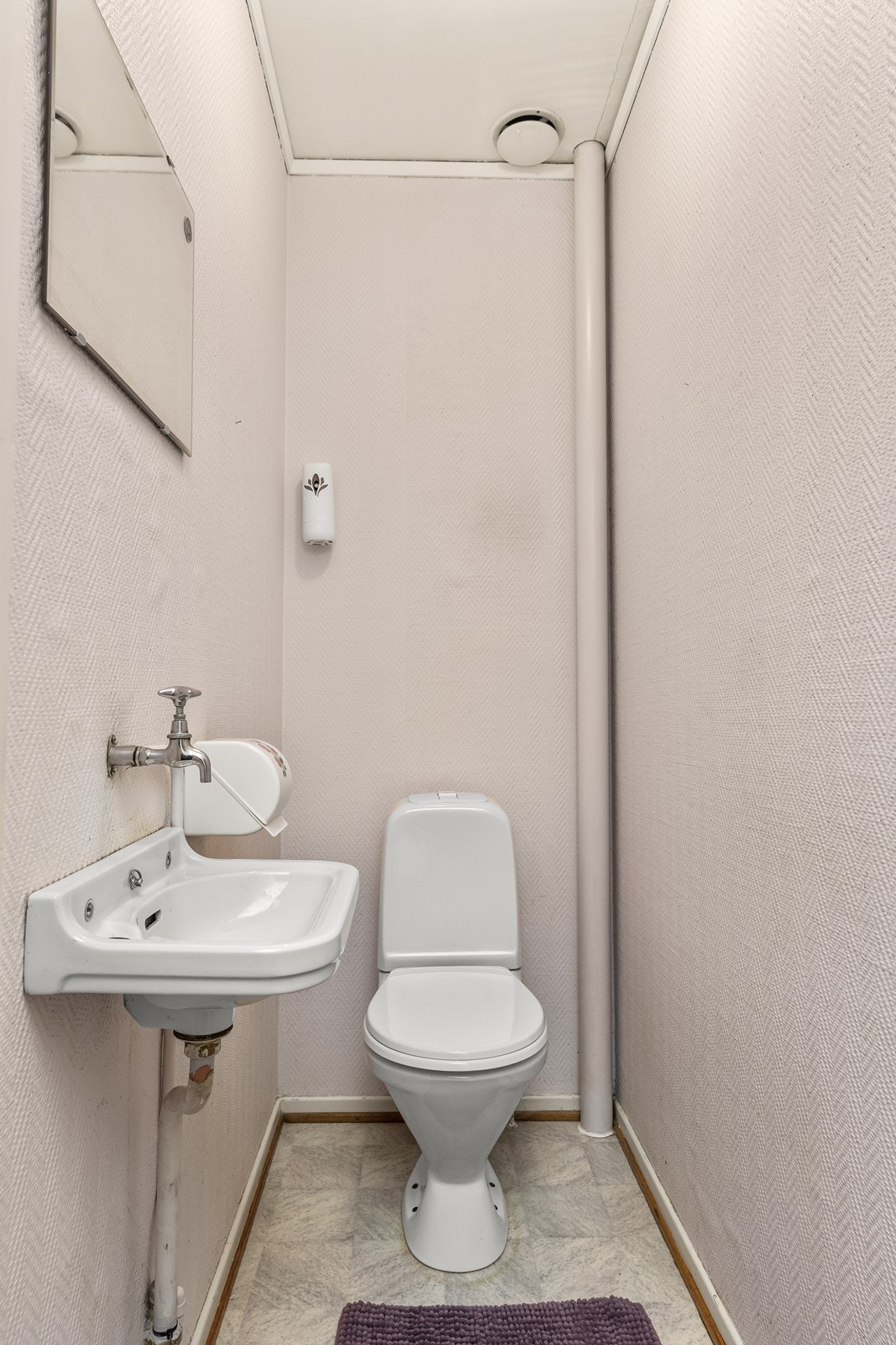 Separat WC med toalett og servant Galleribilde