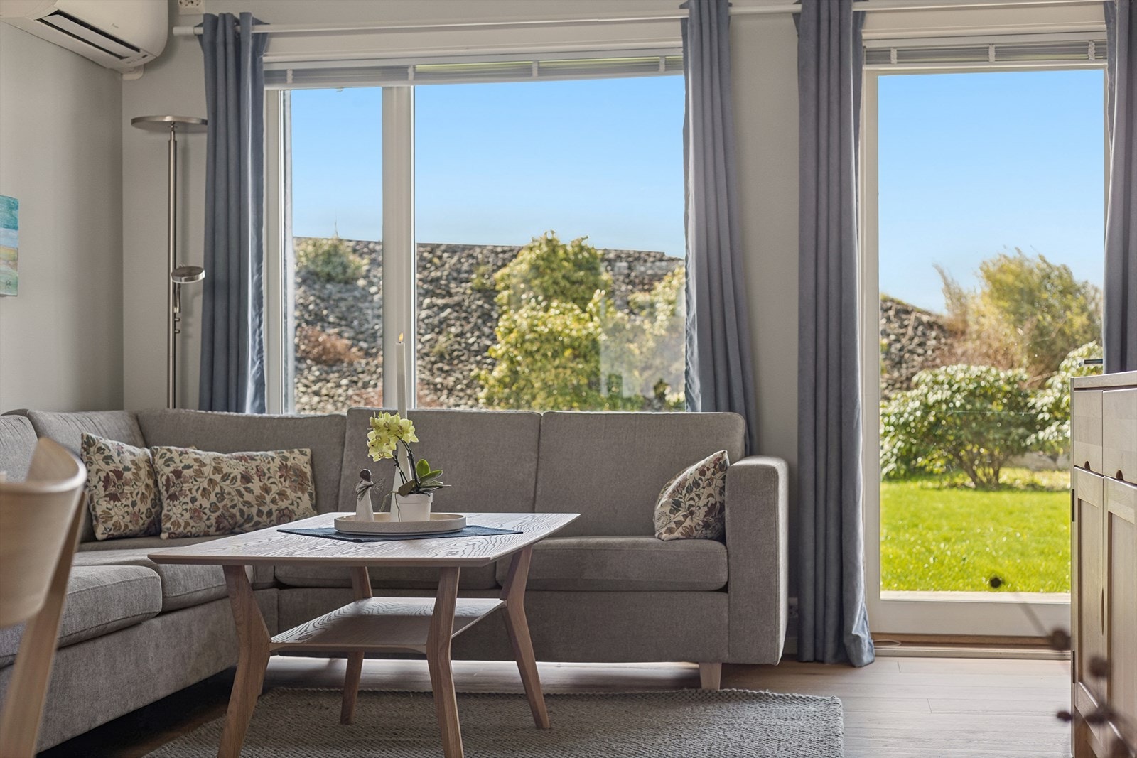 Stue med utgang til vestvendt terrasse. Galleribilde