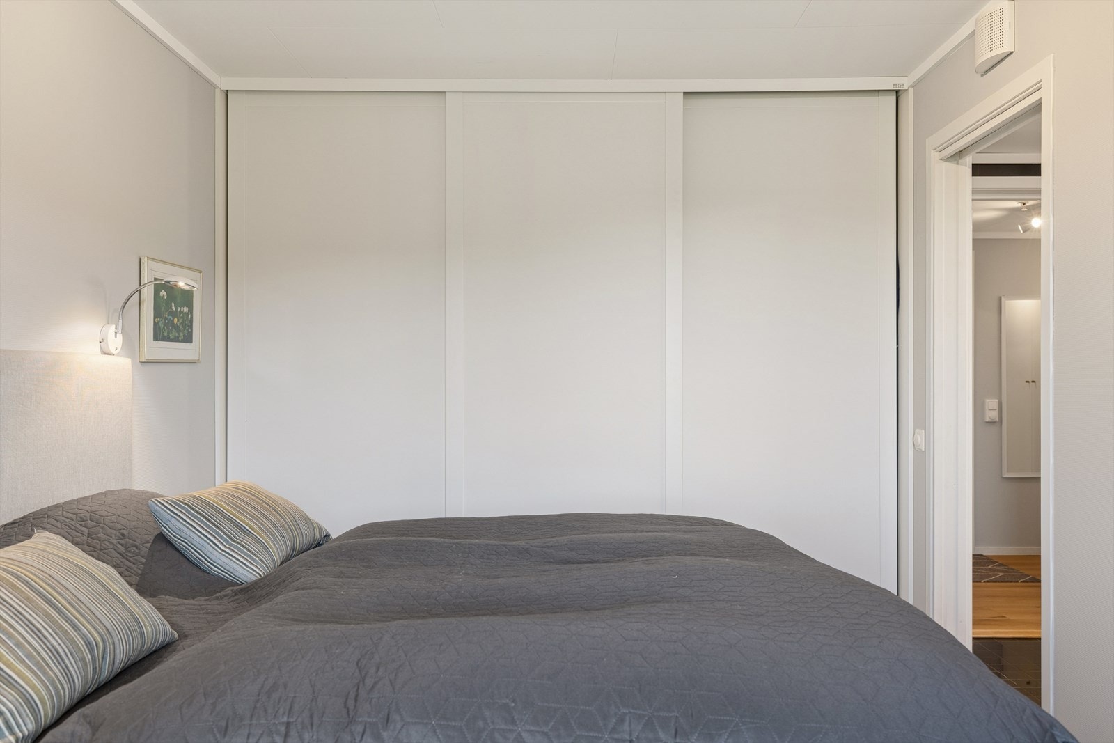 Soverom med skyvedørsgarderobe. Galleribilde