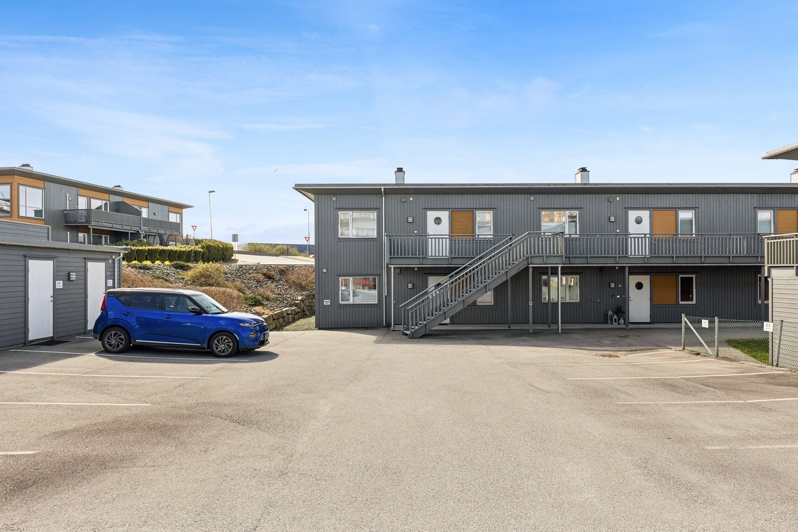 Trappefri adkomst og parkering like ved inngangen. Galleribilde