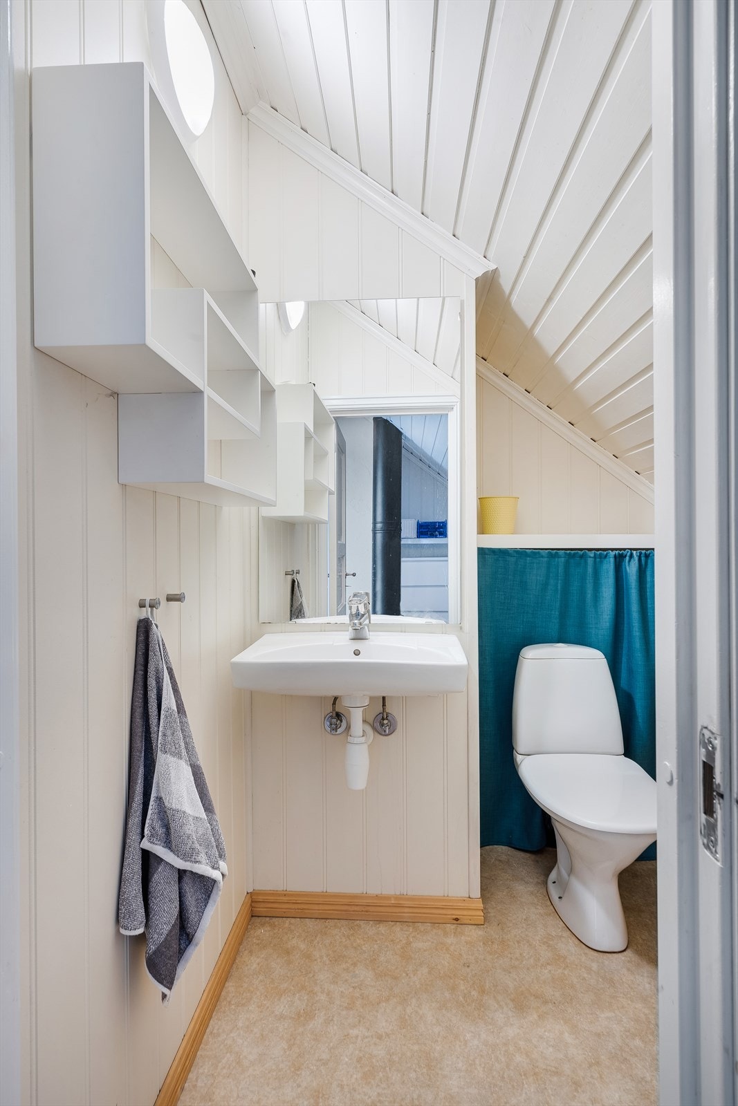 Toalettrom med toalett og servant. Galleribilde