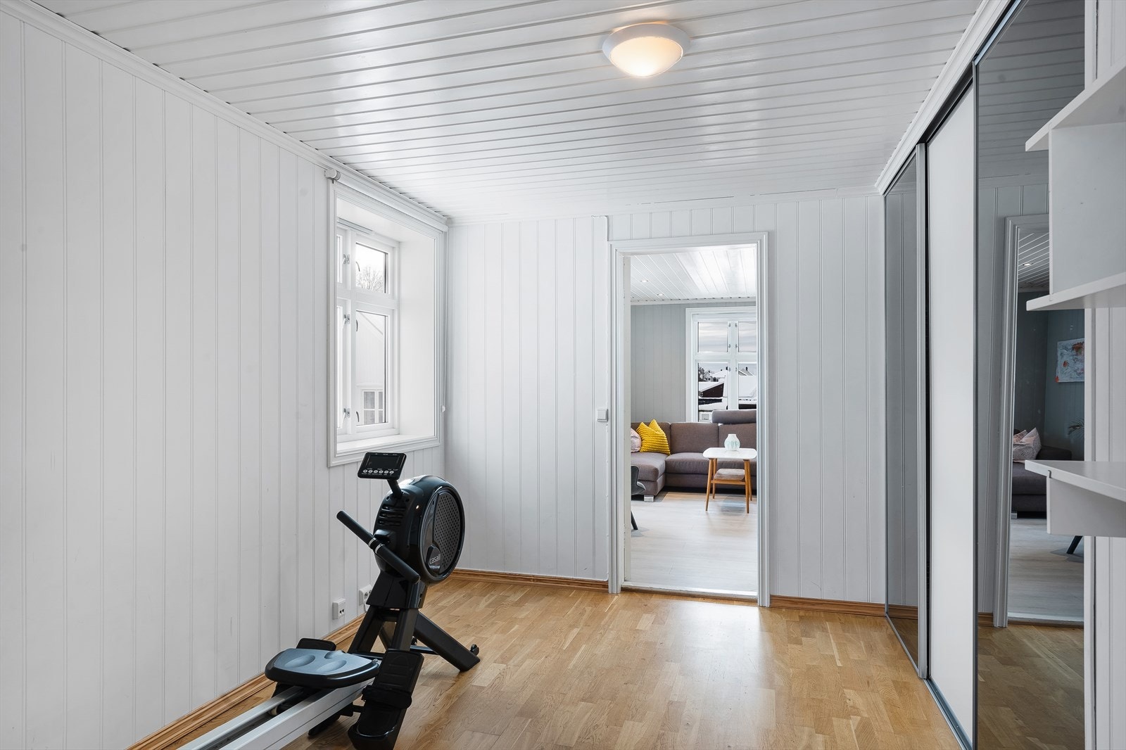 På soverommet er det en praktisk skyvedørsgarderobe med innredning og to av dørene har speilfronter. Galleribilde