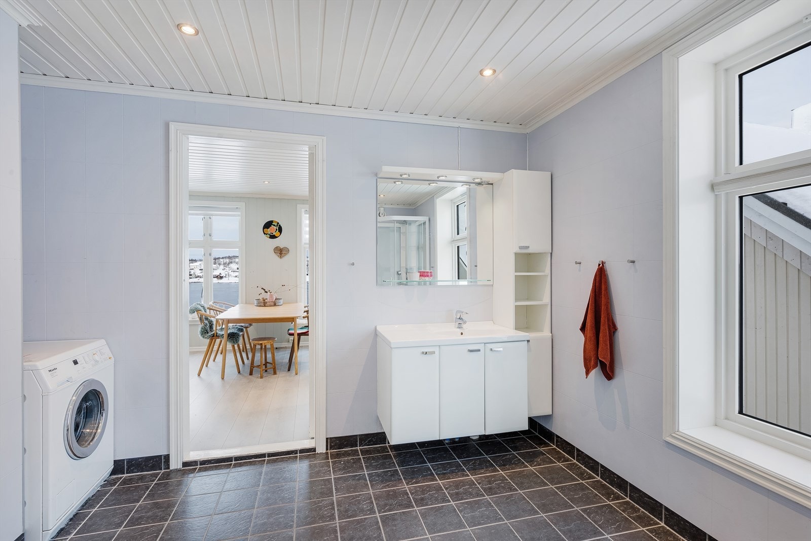 Fra bad/vaskerom er det tilgang både til soverommet og kjøkkenet. Galleribilde