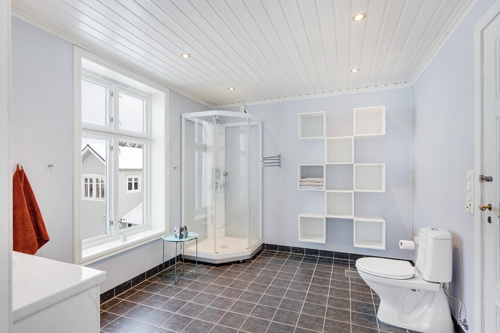 Badet er kombinert med vaskerom og har baderomsplater på veggene, som ble malt med våtromsmaling i 2016. Himlingen er kledd med panel, og gulvet er flislagt med elektriske varmekabler. Galleribilde