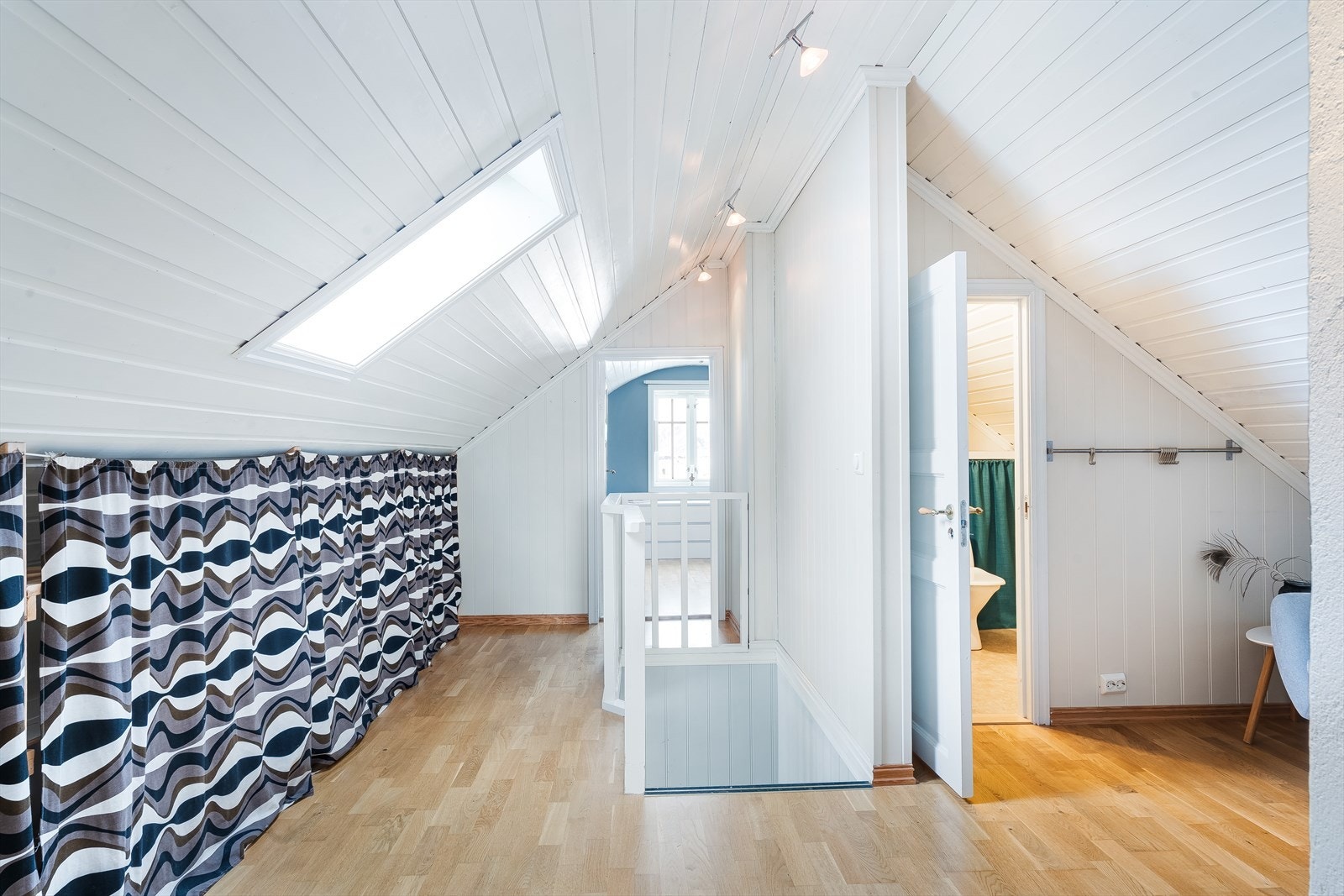 Loftsetasjen består av loftsgang, toalettrom og to soverom. Galleribilde