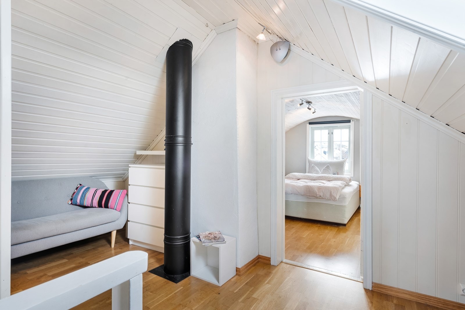 Hele etasjen har skråtak, og i loftsgangen er det montert takvindu som gir ekstra lysinnslipp. Galleribilde