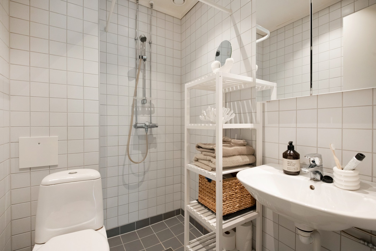 Badet fremstår som funksjonelt og tidløst. Galleribilde