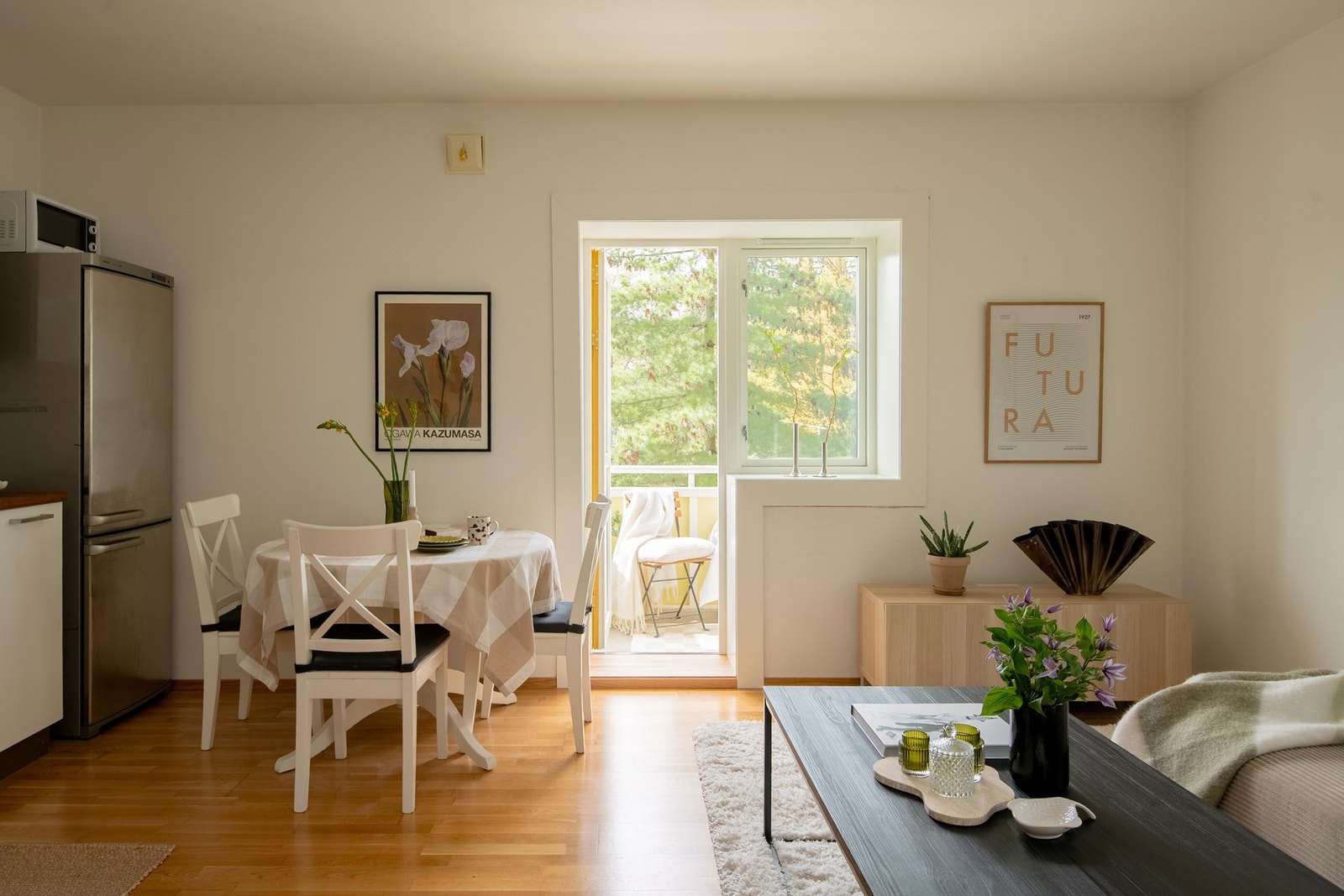Planløsningen er smart og arealeffektiv med et luftig oppholdsrom med plass til både sofa- og spisegruppe. Galleribilde