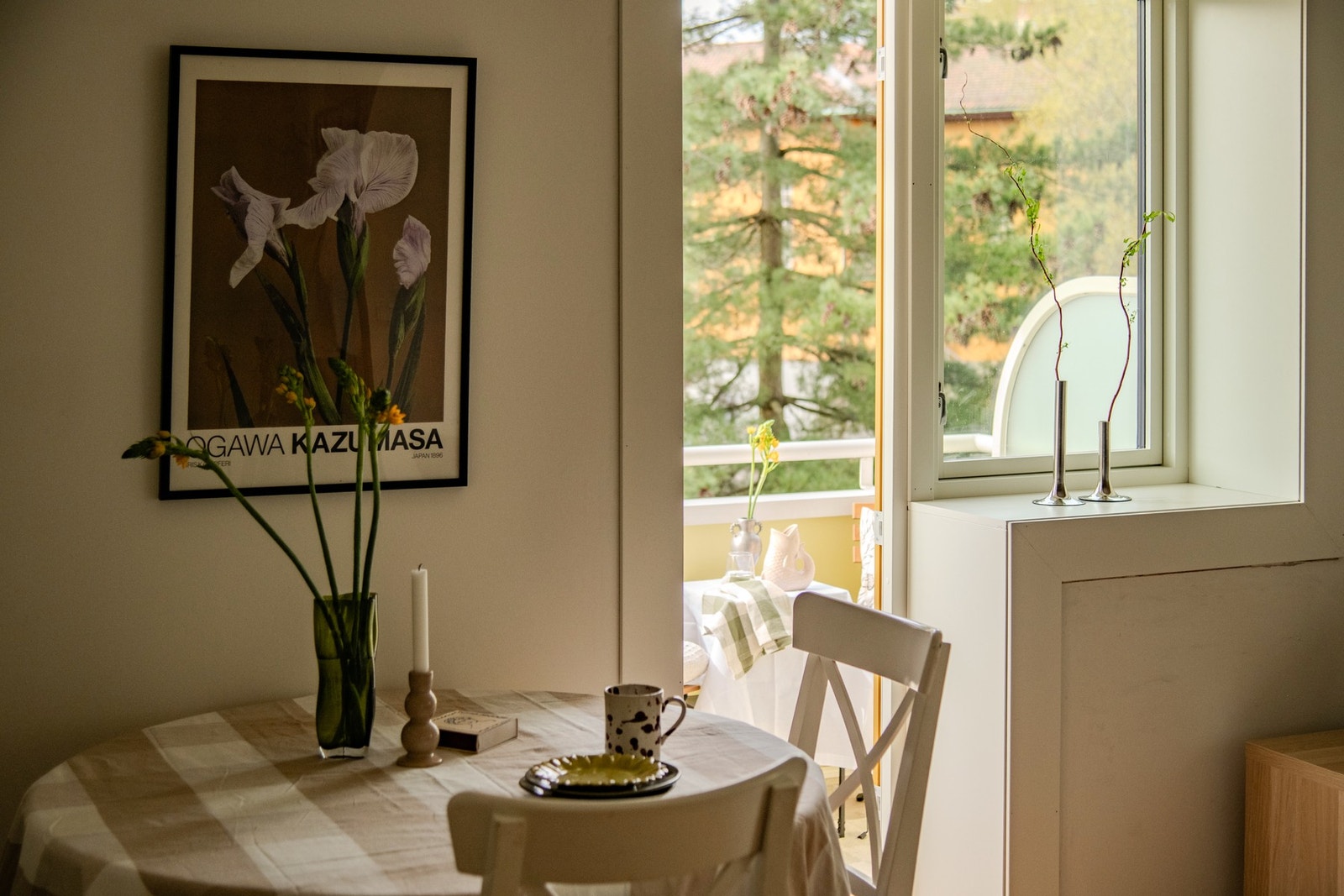 Naturlig plass til en spisegruppe i tilknytning til kjøkken og vindu. Galleribilde