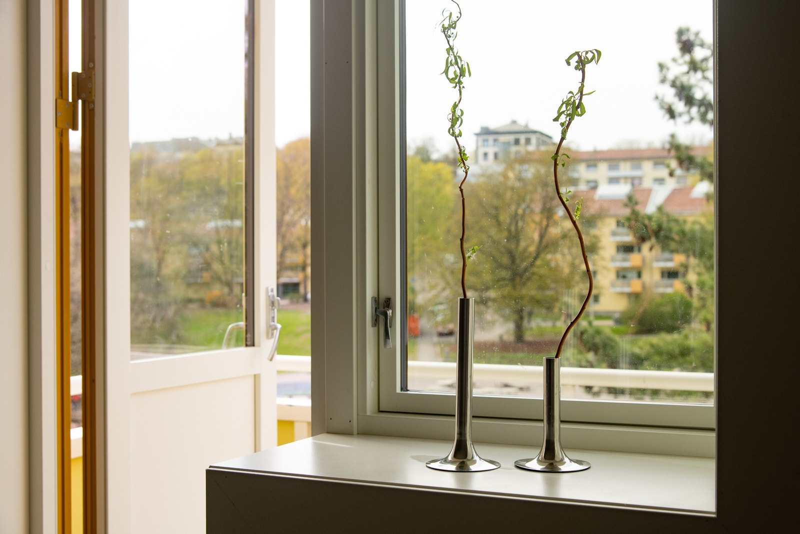 Fra stuen er det direkte utgang til balkong, som forlenger oppholdsarealet i de varmere månedene og gir en fin forbindelse mellom inne- og uterom. Galleribilde