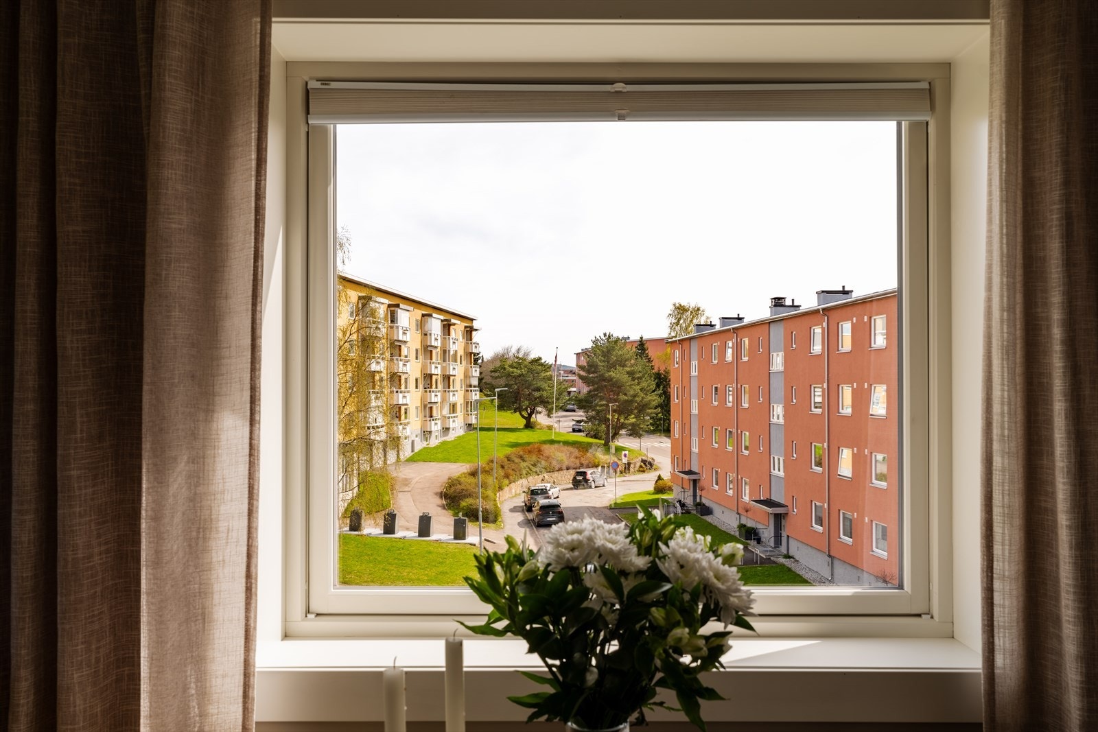 Hyggelig utsyn fra spisestuevinduet mot grønne omgivelser. Galleribilde