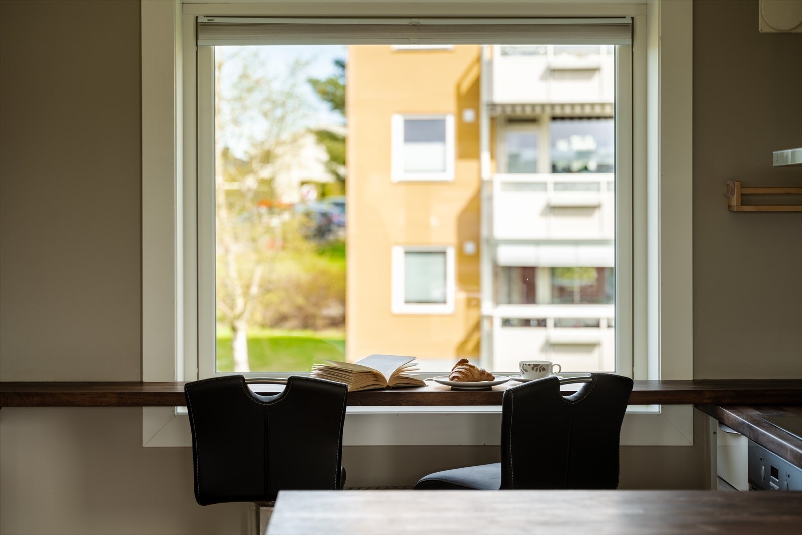 I tillegg til stue og spisesone inviterer kjøkkenet til en avslappet sone med barstoler for mat og hygge. Galleribilde