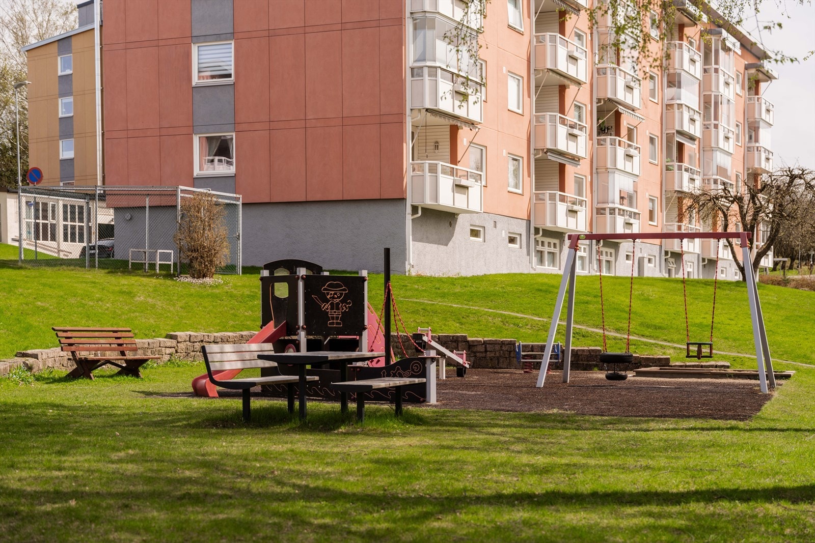 Uansett hvilken retning du snur deg fra leiligheten, omgir området deg med grønne og frodige gressplener. Galleribilde