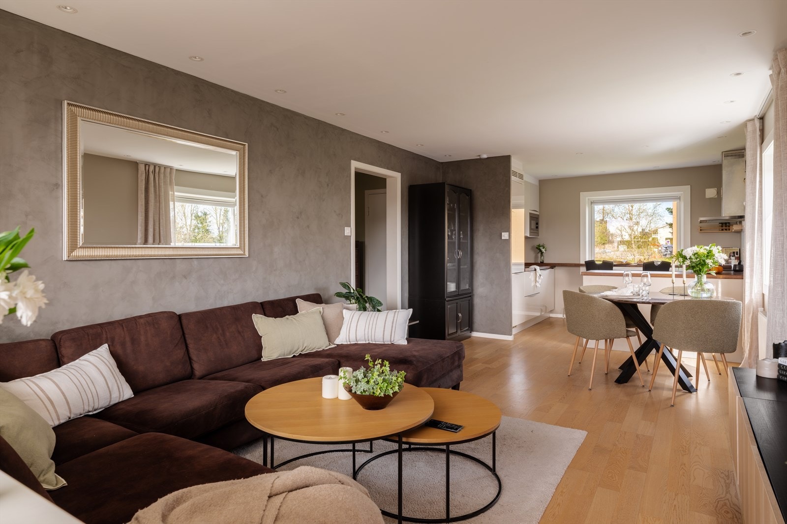 Rommet deles inn i naturlige soner, med plass til sofagruppe, spisegruppe og kjøkkensone i den andre enden. Galleribilde
