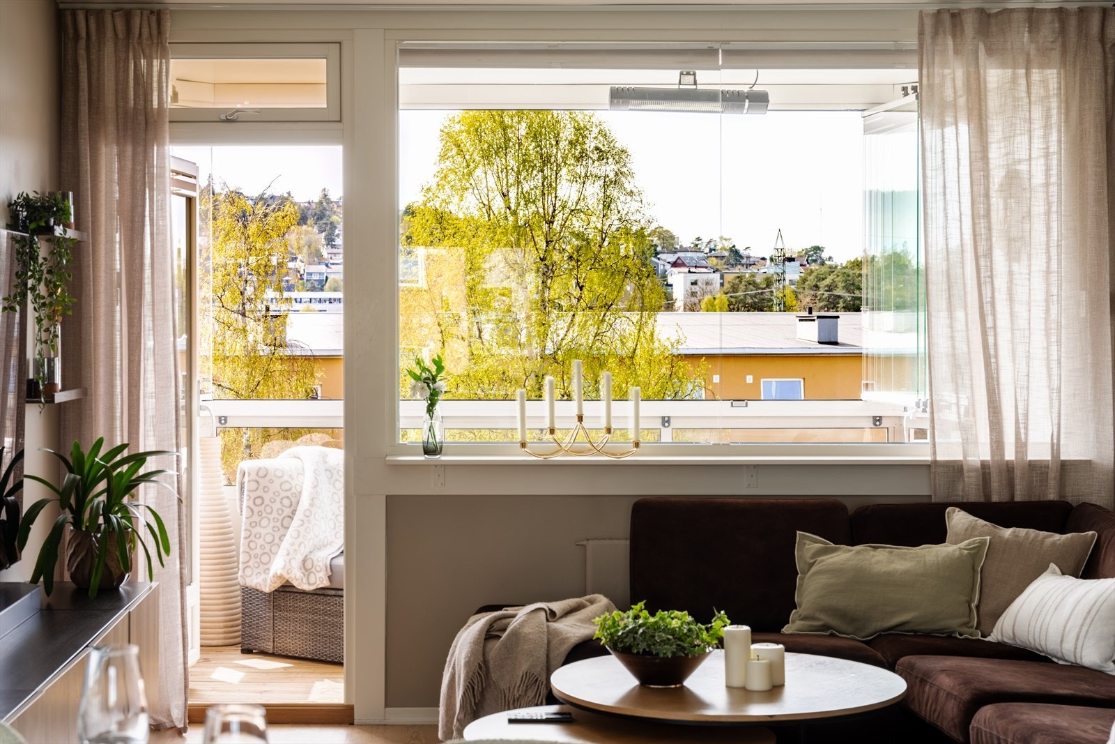 Fra stuen er det direkte utgang til den herlige, innglassede balkongen. Galleribilde