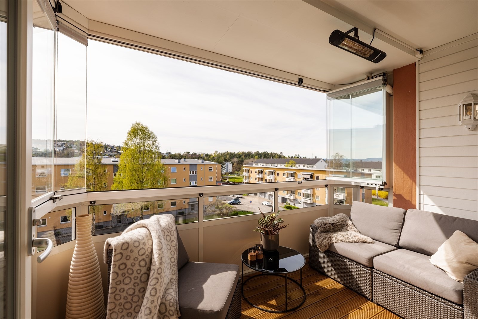 Den innglassede balkongen på 8m² fungerer som en naturlig forlengelse av stuen. Galleribilde