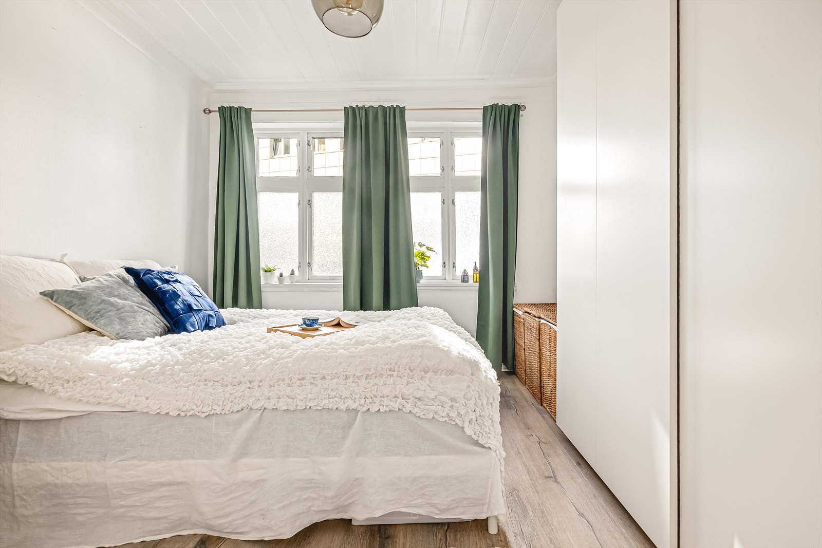 Innred med seng, nattbord, skrivepult og garderobeløsning! Galleribilde
