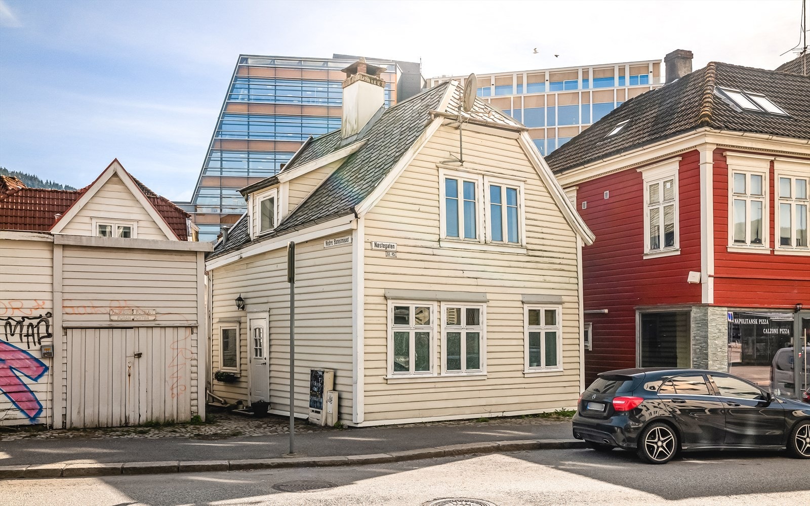 Denne beliggenheten har alt for deg som ønsker et urbant og praktisk liv, omgitt av servicetilbud, restauranter og alt Bergen sentrum har å by på! Galleribilde