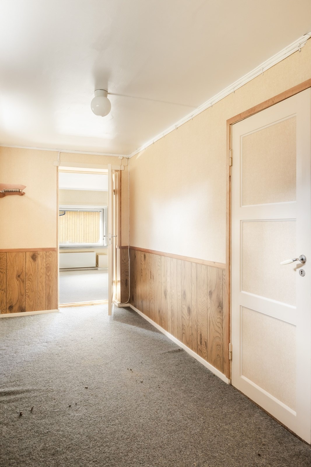 Gang med oppbevaringsplass i kjeller. Galleribilde