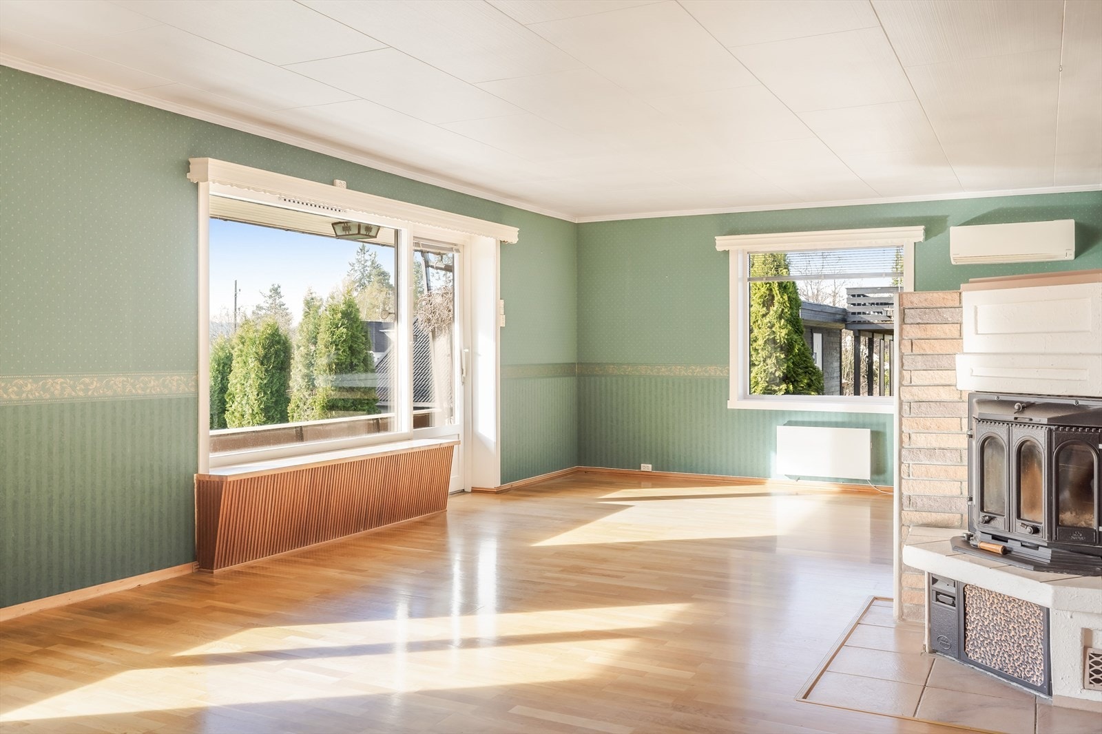 Det er peisovn i stua i tillegg til luft-til-luft varmepumpe. Galleribilde