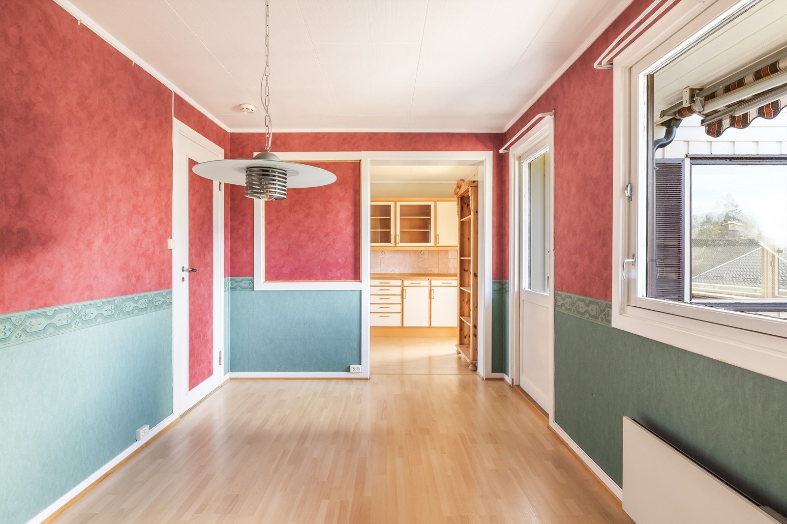 Egen spisestue med tapetserte vegger. Galleribilde