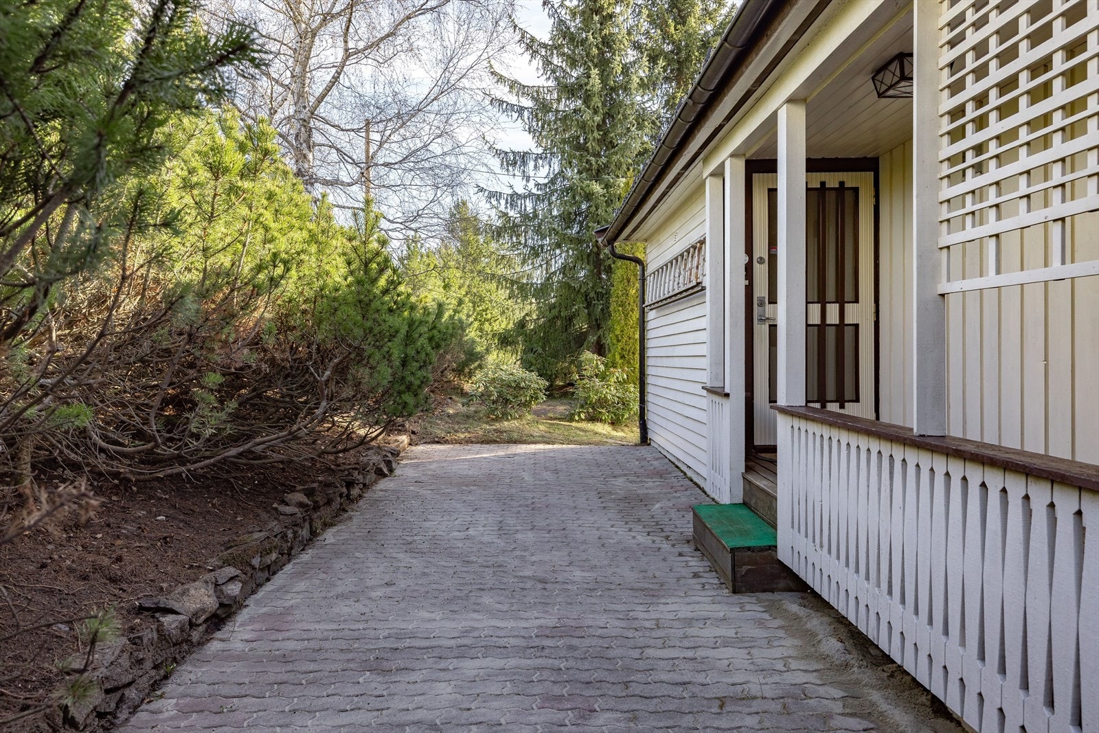 Inngangsparti på baksiden av boligen med belegningsstein. Galleribilde