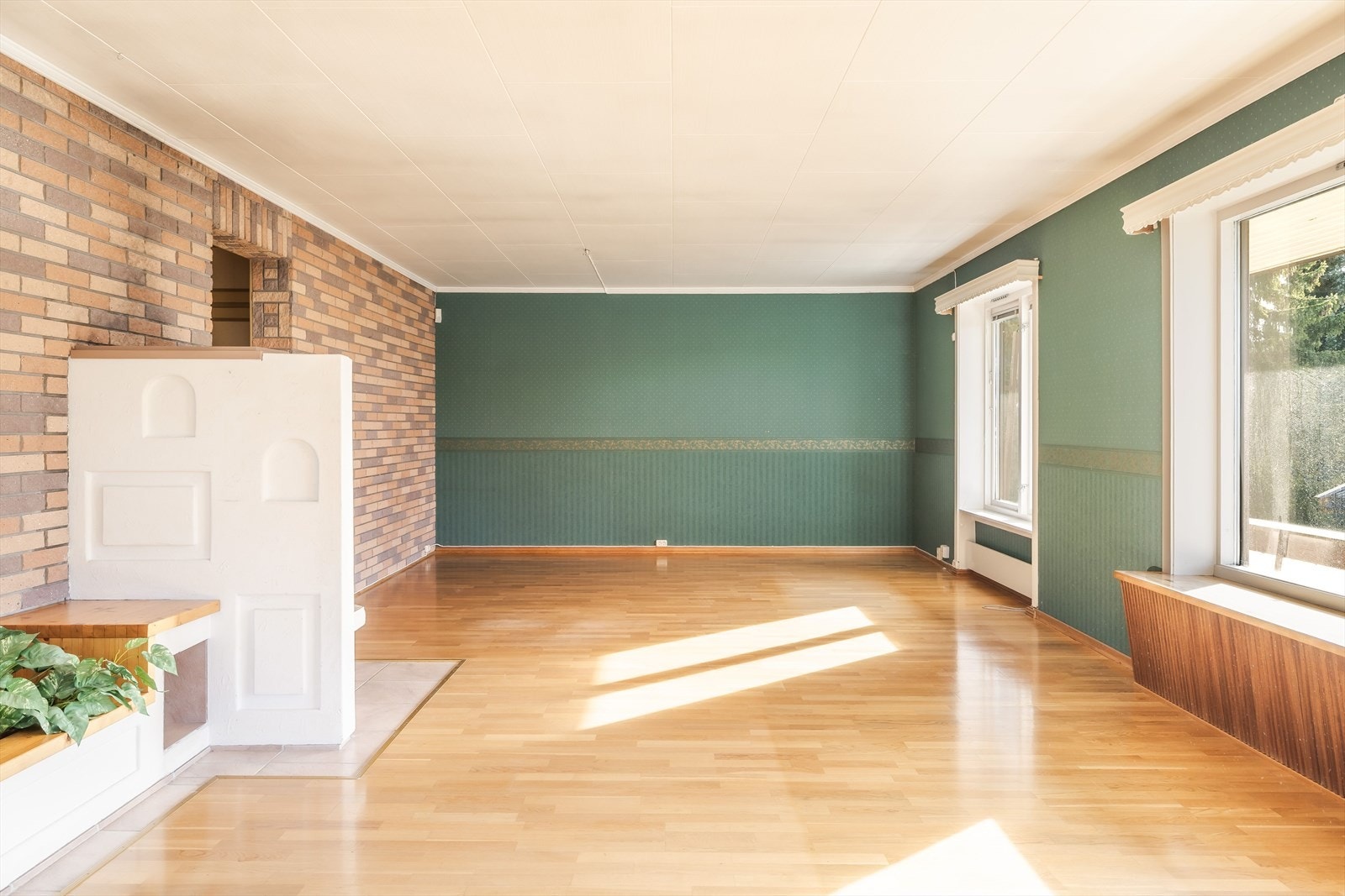 Hyggelig sittebenk på baksiden av peisen. Galleribilde