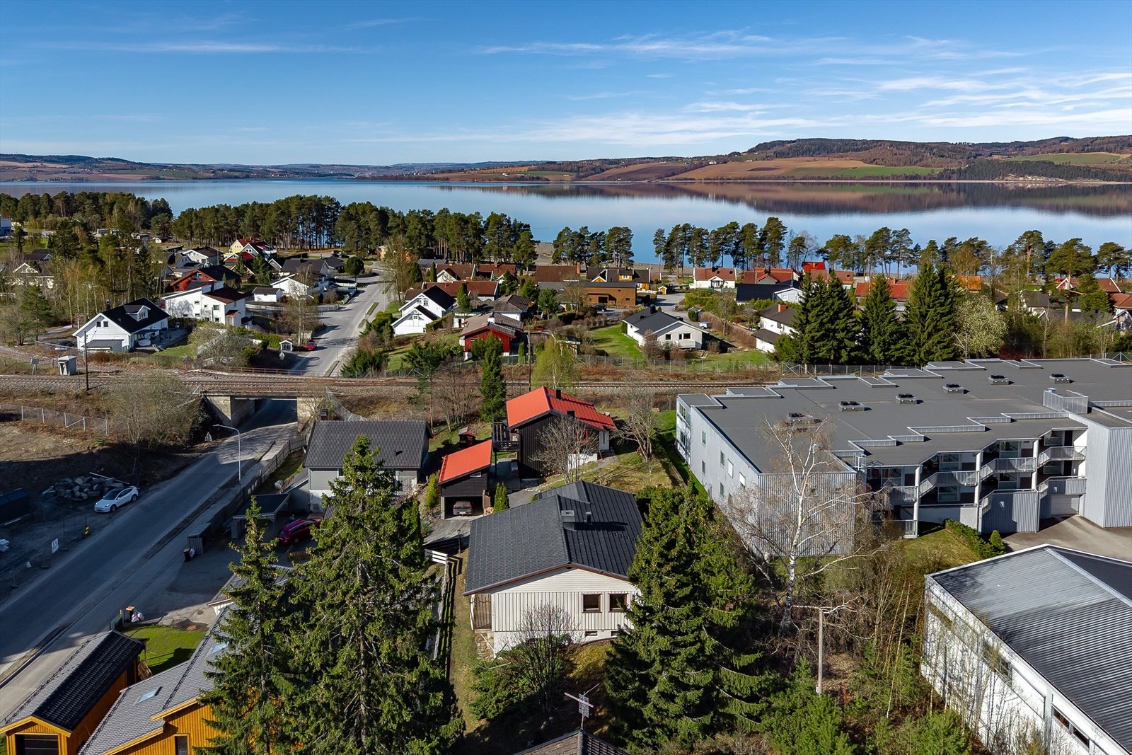 Beliggende på Hamar vest med kort vei til både Mjøsa og Furuberget - to steder som byr på fine turområder. Galleribilde