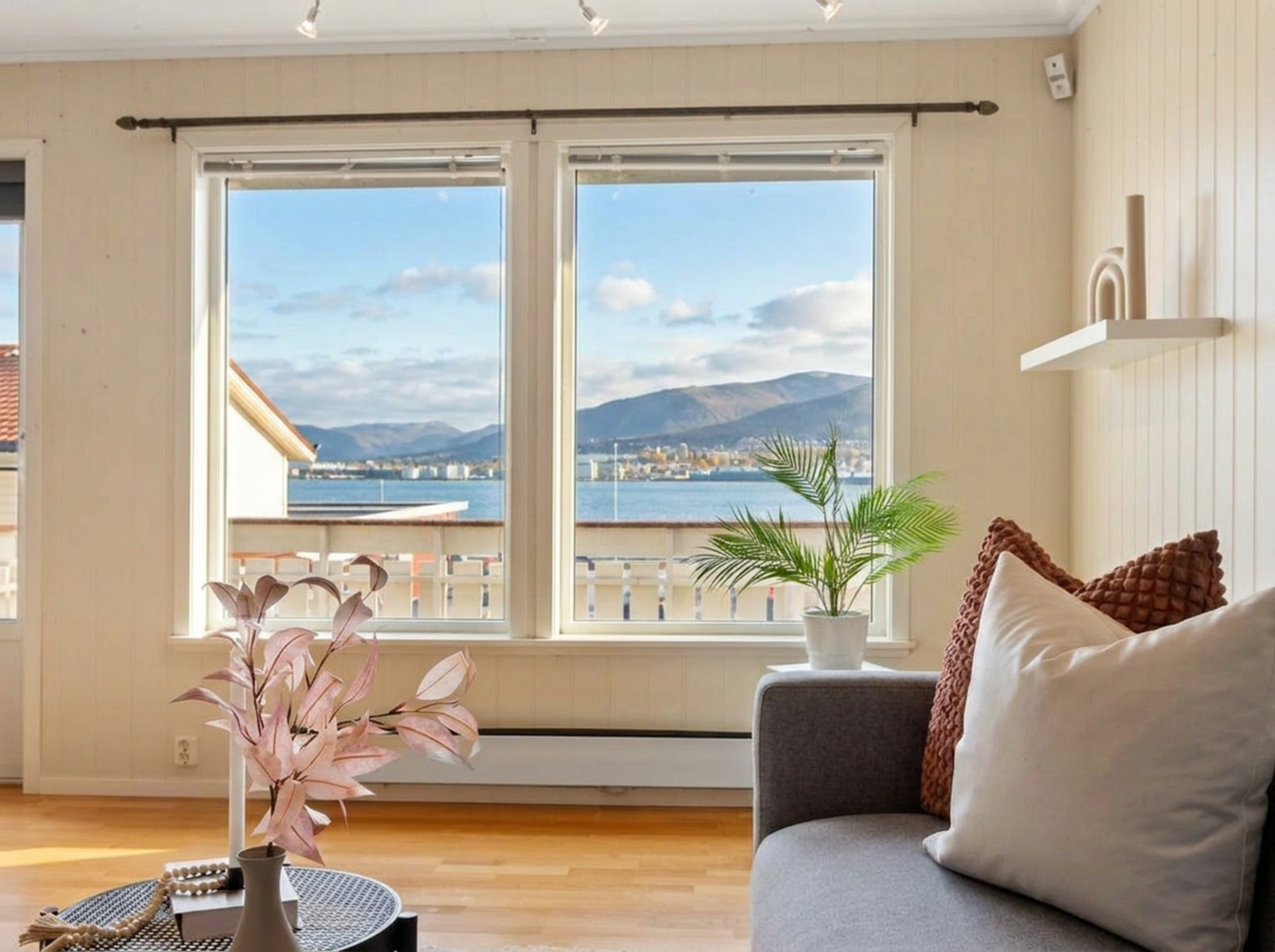 Store vindusflater gir deg anledning til flott utsyn rett fra sofa. (Bildet er AI generert til pent vær). Galleribilde