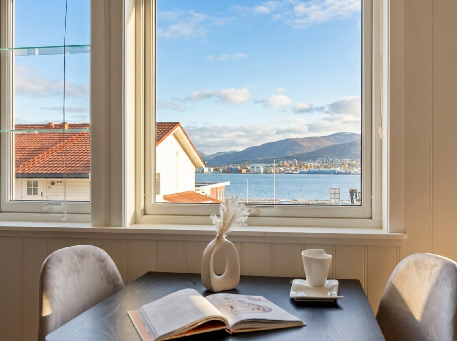 Flott utsikt kan nytes mens frokosten inntas. (Bildet er AI generert til pent vær). Galleribilde