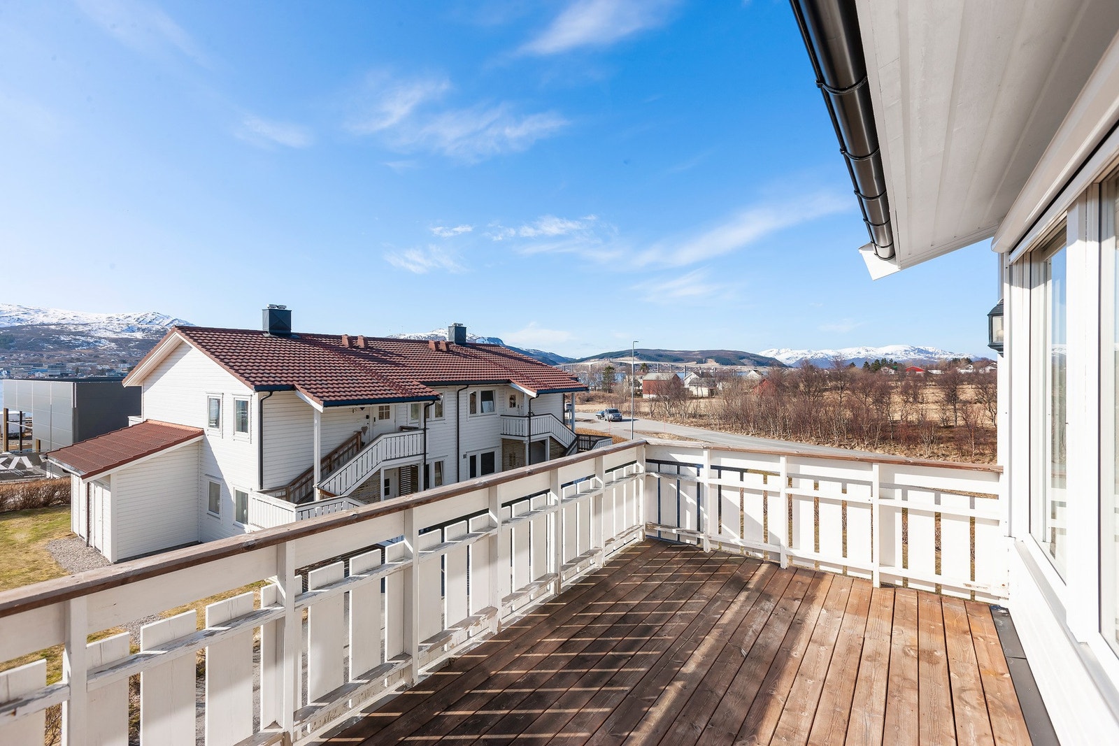 Fra stuen er det adkomst til veranda med gode muligheter for utemøbler og grill. Galleribilde