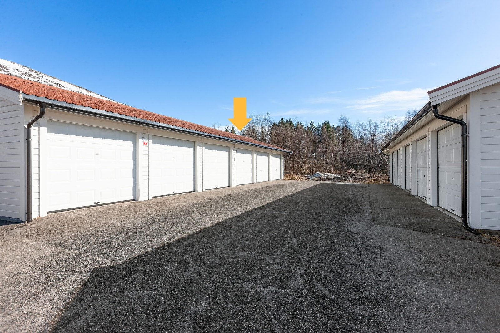 Det medfølger også garasje i rekke. Galleribilde