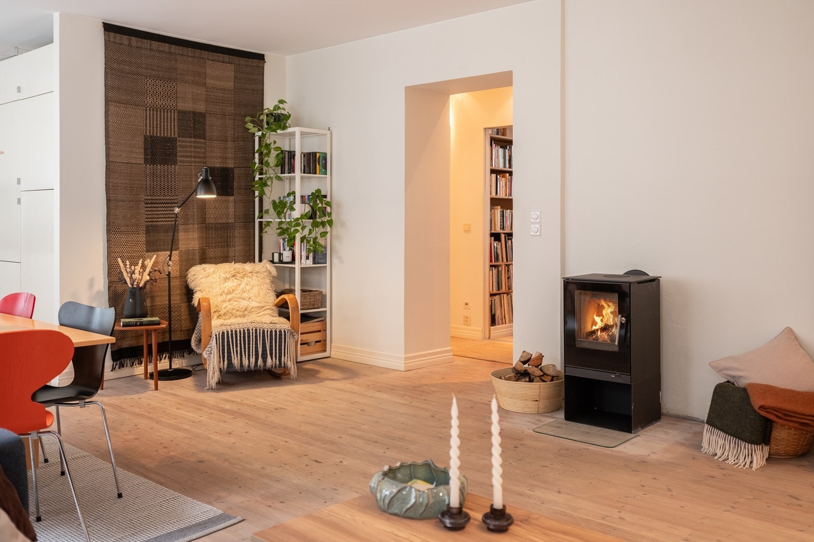 Midt i stua er det etablert en stemningsfull vedovn, som både bidrar til reduserte energikostnader og en lun atmosfære. Denne er fra ca. 2016/2017. Galleribilde