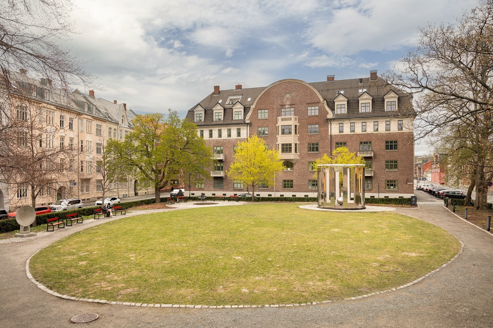 Nabolaget er svært populært og er et ærverdig strøk med eldre bygårder og bygninger. Leiligheten ligger vendt mot "Museumsplass"; parken med navn etter Vitenskapsmuseet, som ligger på sørsiden av parken. Galleribilde