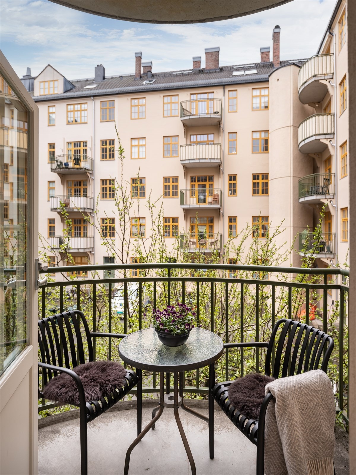 Balkongen er sørvendt og vender mot felles bakgård. Her finner du grøntområde med benker og felles sykkelparkering. Galleribilde