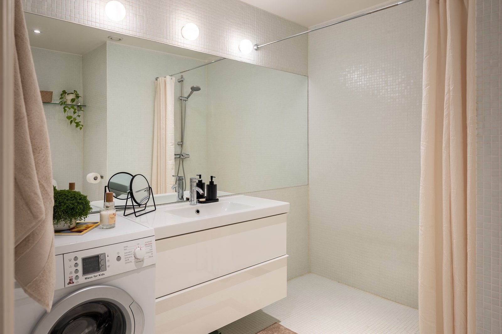 Her får du et flislagt bad med behagelig gulvvarme og opplegg til vaskemaskin. Badet ble totalrenovert i ca. 2012. Galleribilde