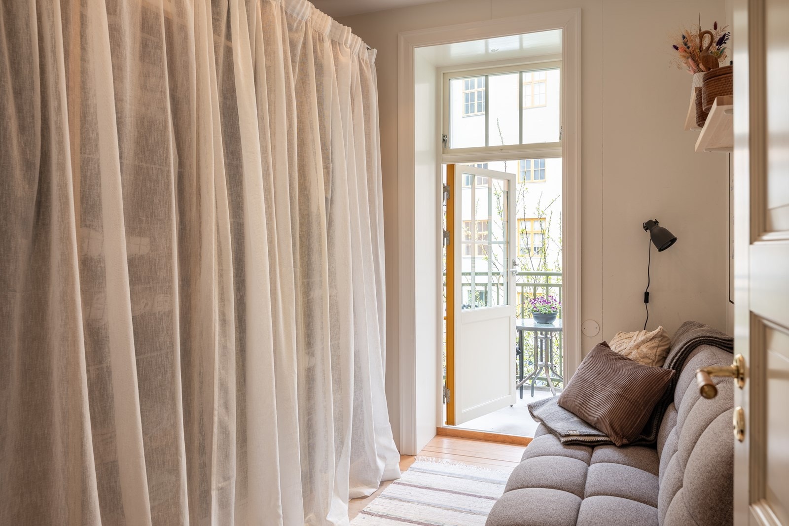 Det andre soverommet kan brukes som gjesterom eller kontor, det blir i dag brukt til garderobe. Galleribilde