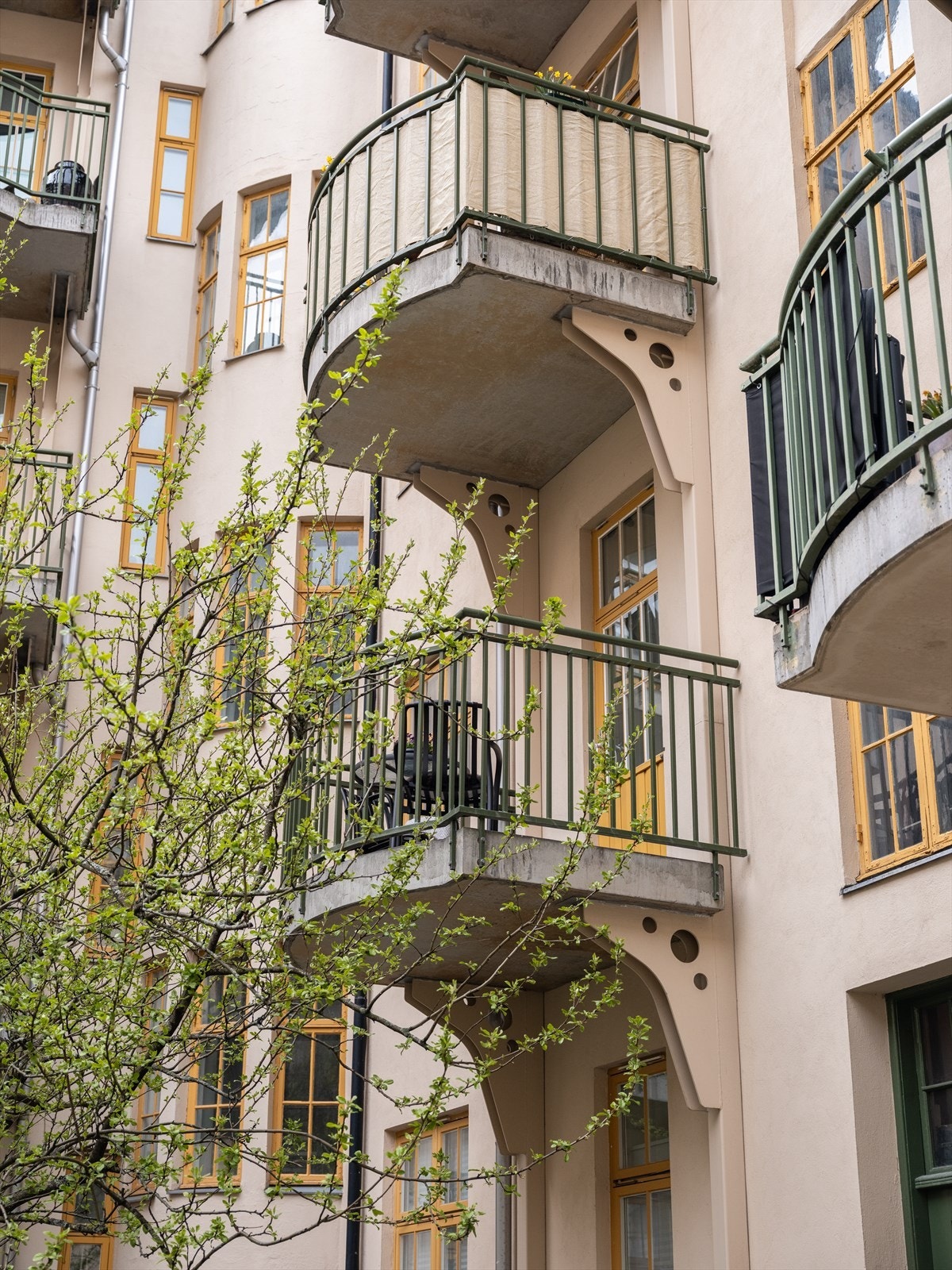 Leiligheten har utsøkt beliggenhet i en av Midtbyens fineste nabolag. Her finner du flotte, velbevarte bygninger hvor flere av dem er oppført i jugendstil. Galleribilde