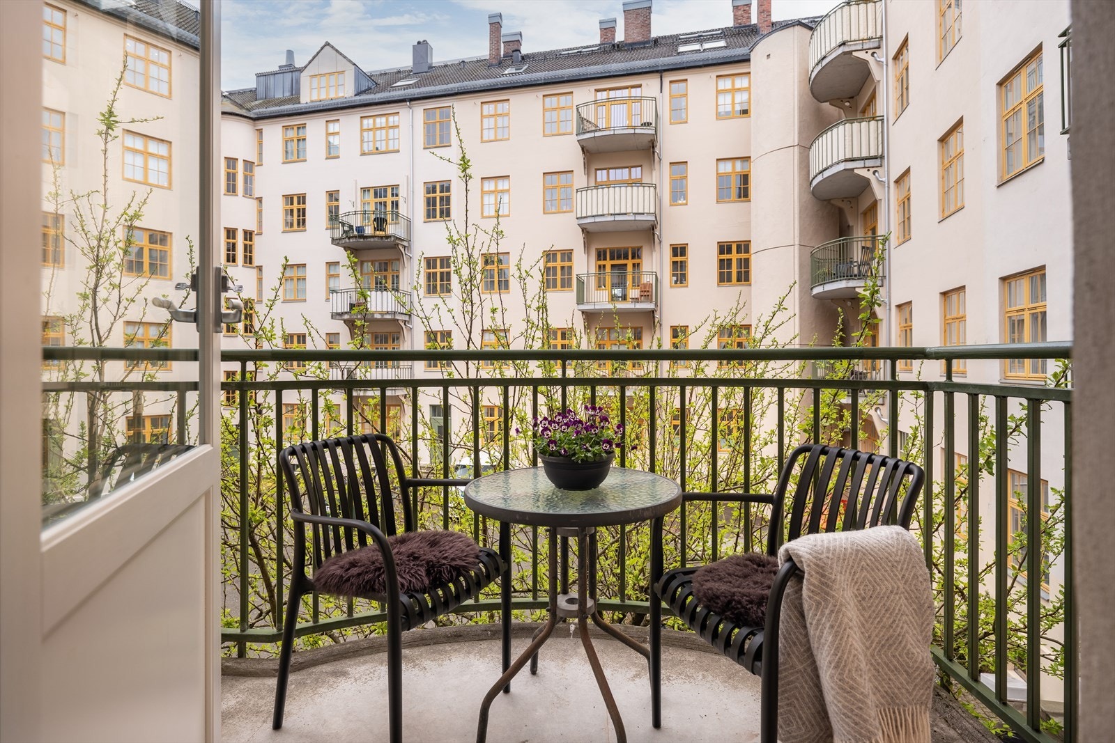 Velkommen til Hans Hagerups gate 5 - En ærverdig 3-roms selveierleilighet i klassisk bygård på 94m² BRA. (Foto: Eivind Mølnå) Galleribilde